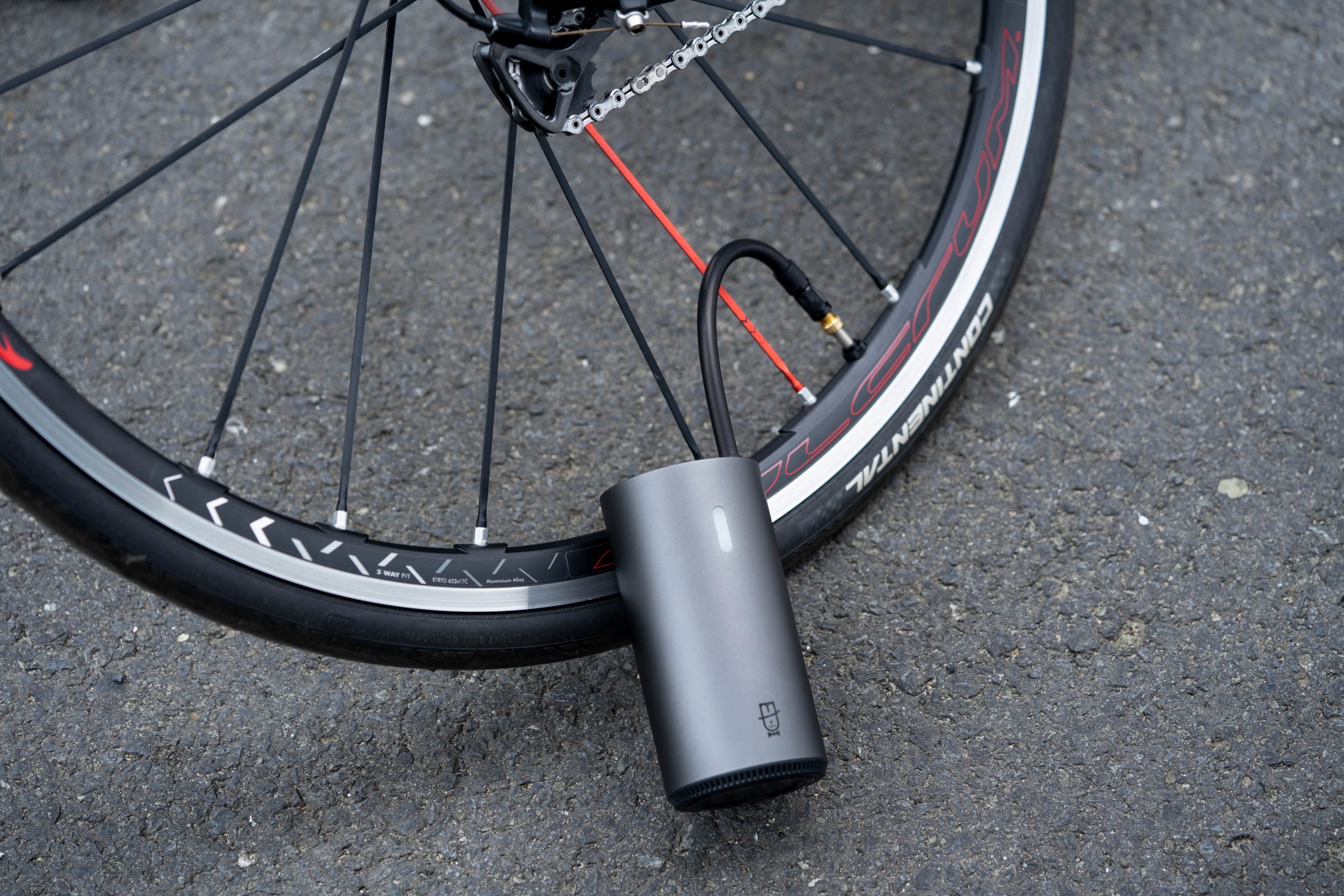 自転車に空気を入れている写真